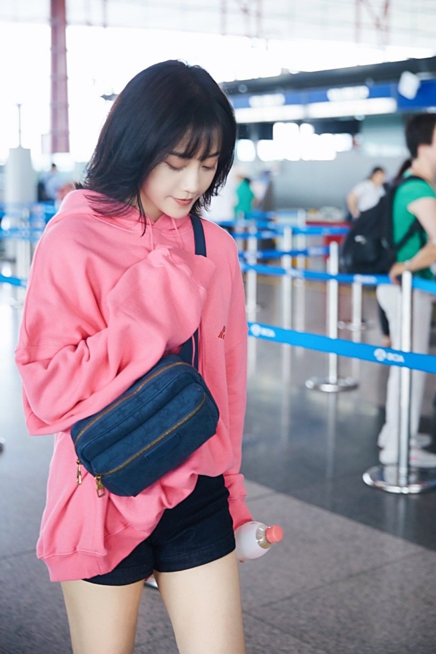 我来了小室q我营业了 文案:没有.哈哈哈哈哈 郑湫泓jade 郑湫泓工作室