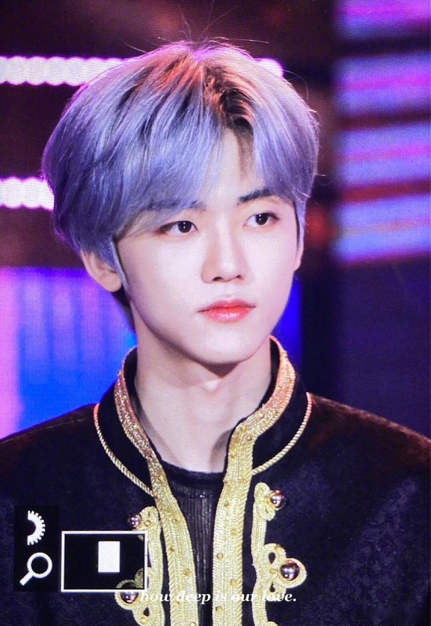 推上热转罗渽民蓝发制服造型 ,这个颜真的是优越了