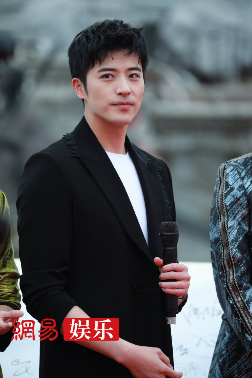 第七届文荣奖颁奖典礼红毯,@徐开骋 一身西装干净又洒脱,今天也是为