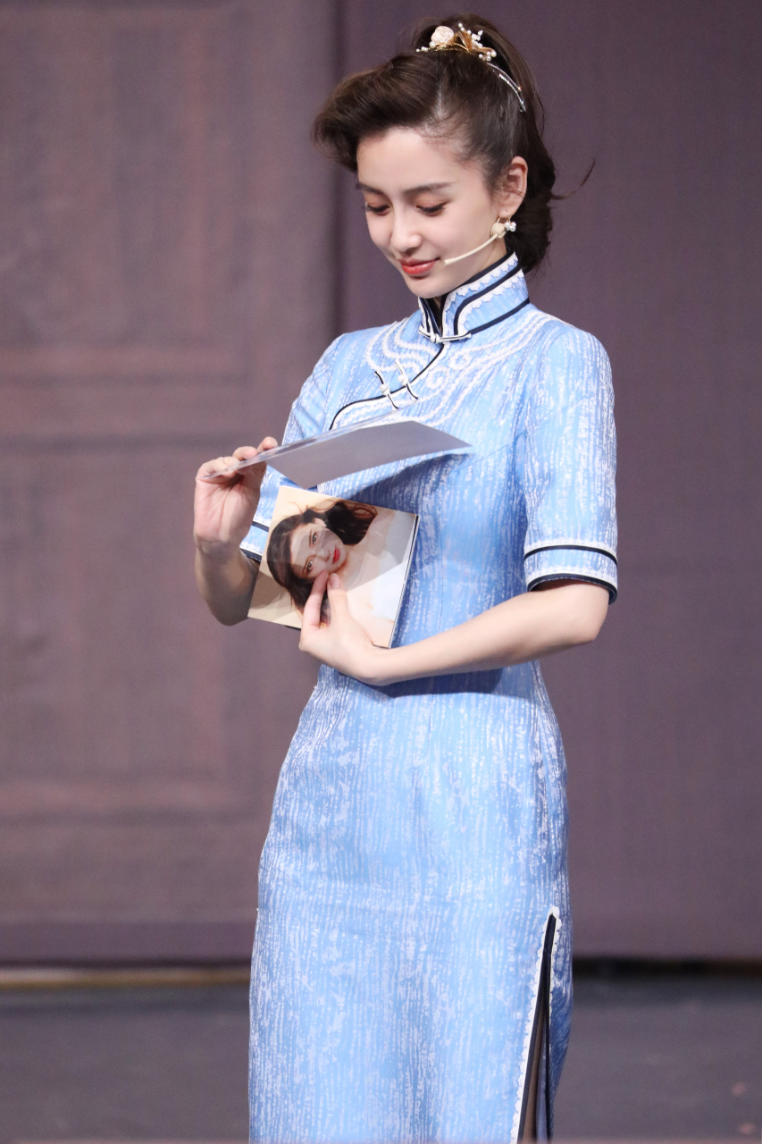 王牌对王牌#精英情报队员来报道@angelababy束身旗袍,优雅风致好似