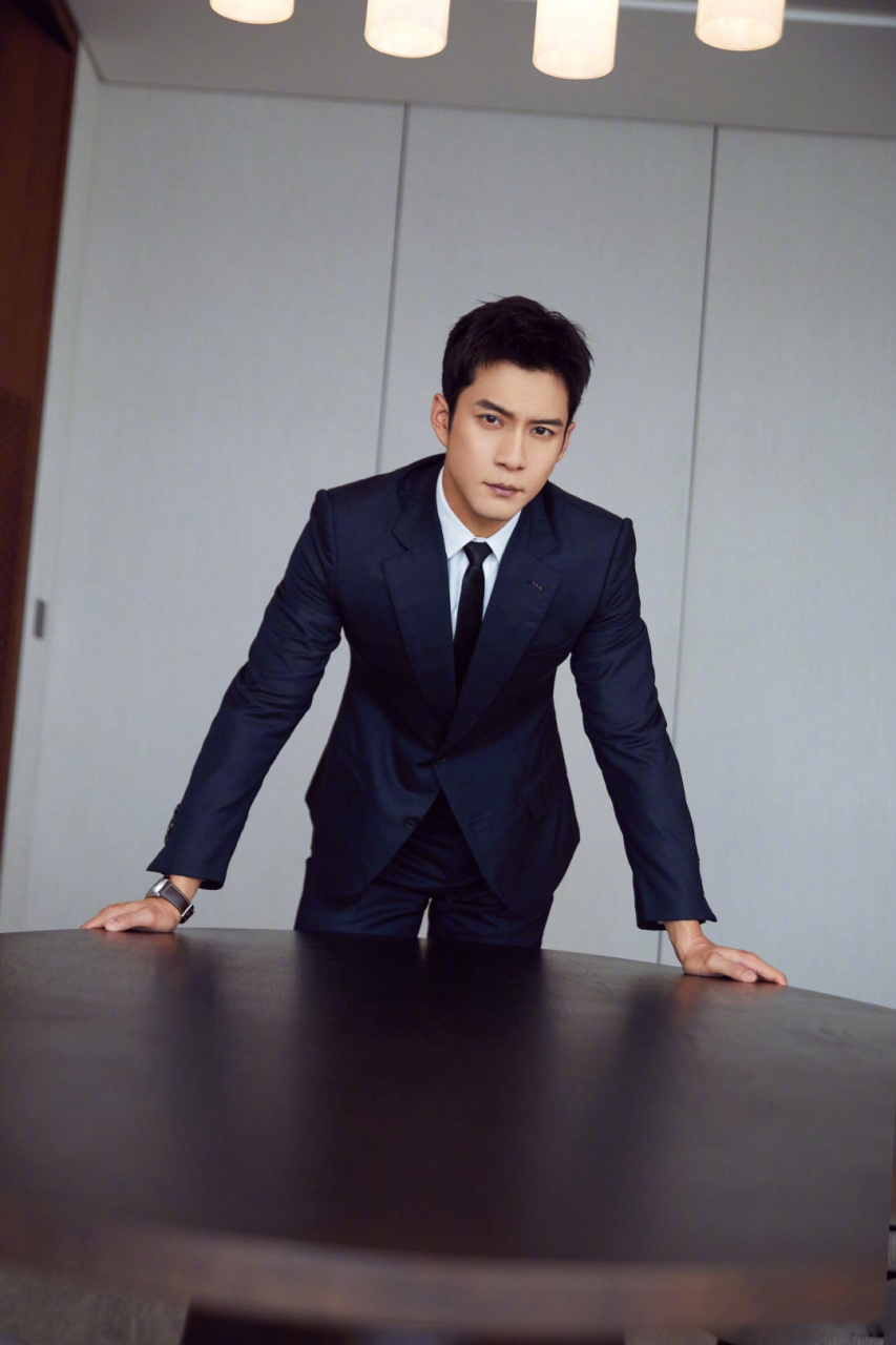 演员@韩东君 西装造型出席品牌圣诞亮灯活动,经典绅士