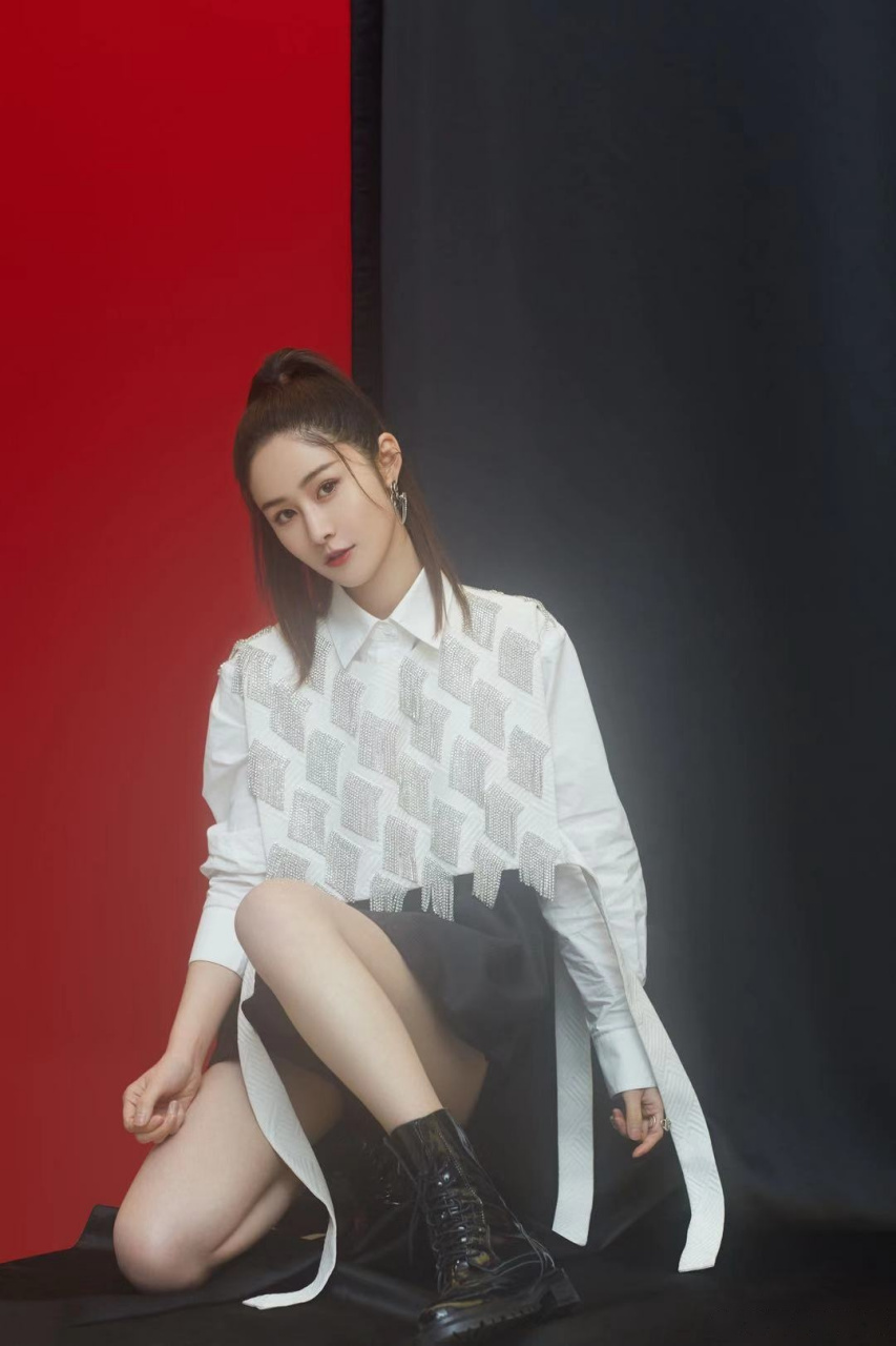 歌手总决赛梁田 歌手道别 《歌手·当打之年》节目主持人梁田-eliza