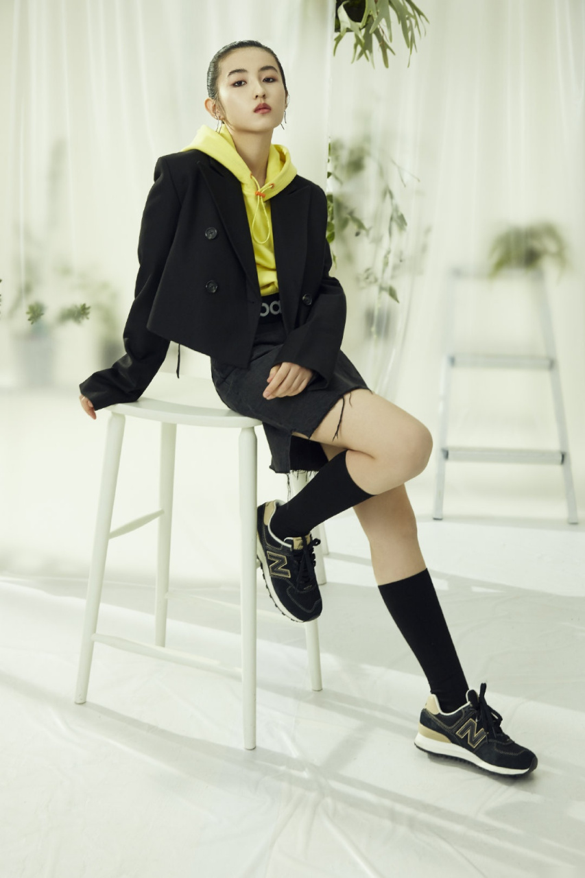 张子枫演绎#new balance 327#新造型,尽显青春活力气息,夏日动感满分.