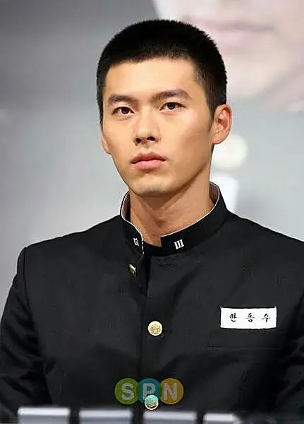 玄彬童年照玄彬生日当天,经纪公司公开了他两张童年照,圆圆的脸看起来