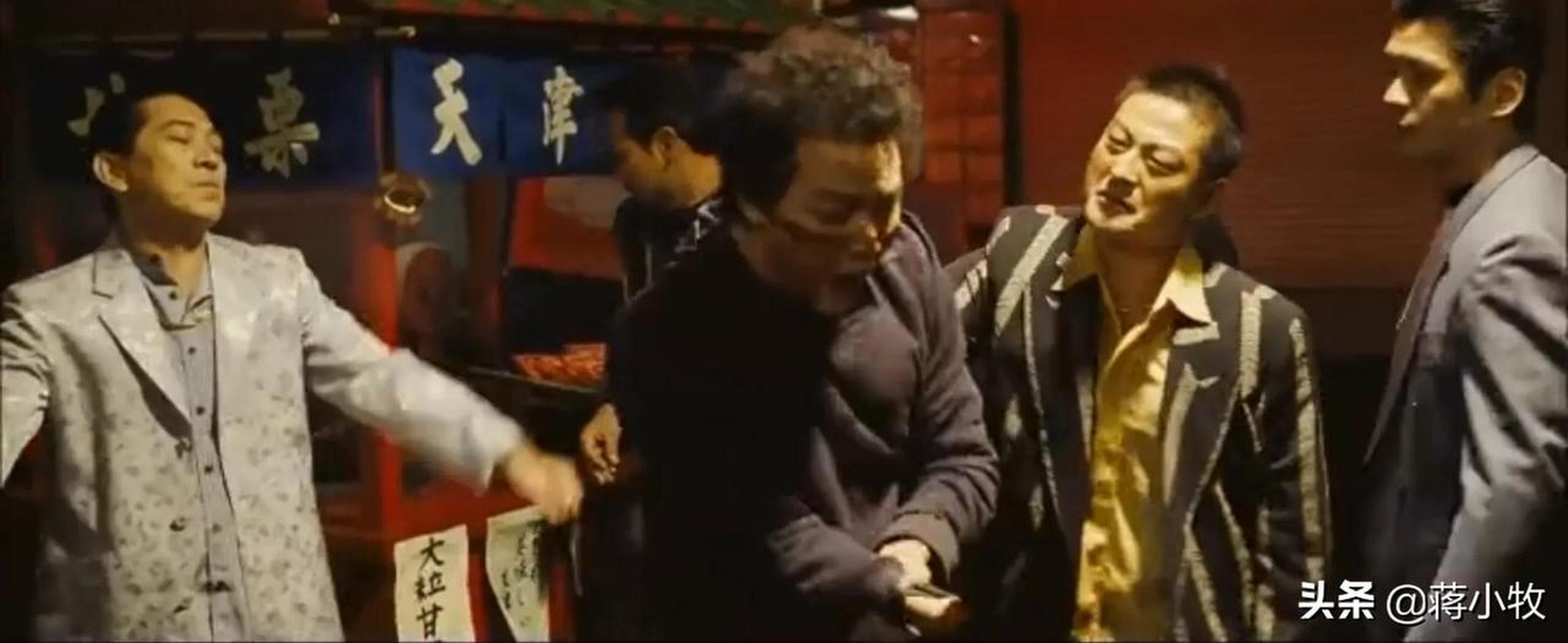 在电影《新宿事件》中,有一场吴彦祖被高捷,用铁铲弄断手的戏份.