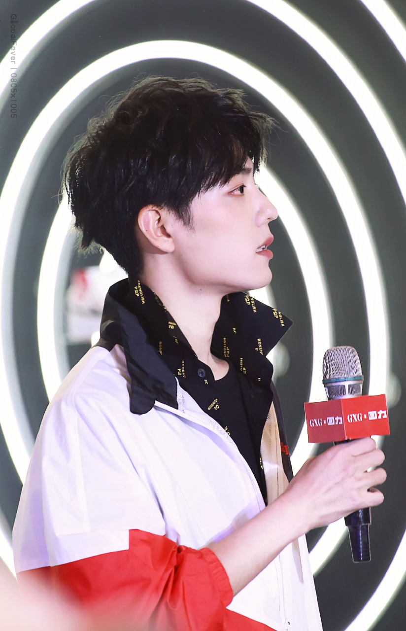 真是看一次心动一次有没有!光看侧脸就知道肖战有多帅了吧!