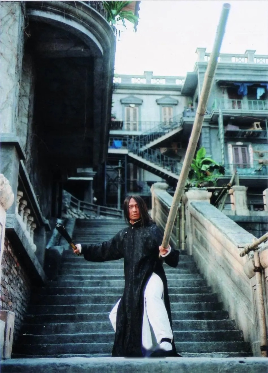 黎明在《十月围城》里扮演一个被生活双重打击后沦落街头的乞丐,崭鲻