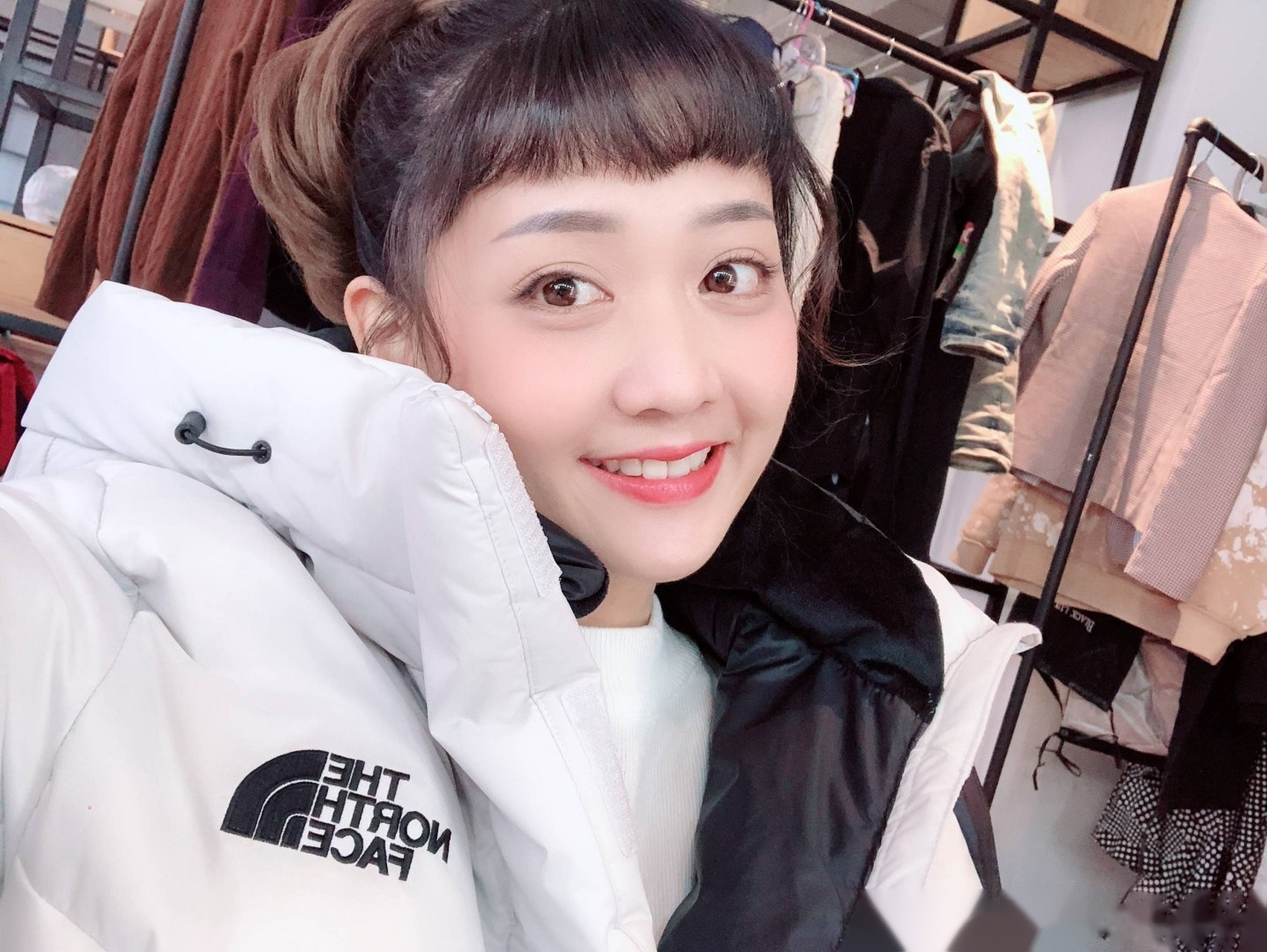 两年前我就被她的微笑吸引了,电影《闪光少女》里的塔塔酱韩忠羽.