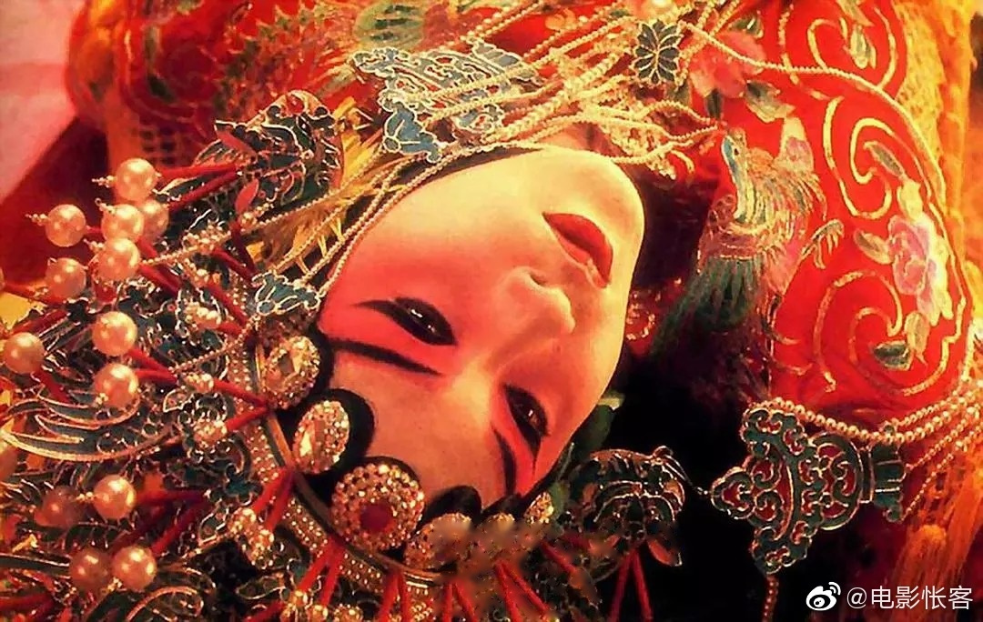 电影《霸王别姬》宝剑的隐喻～ 影片中有一项道具非常的重要,那就程