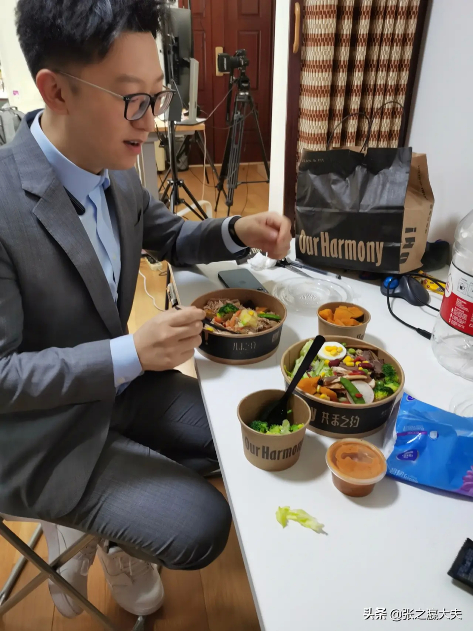 营养师顾中一请心内科主任张之瀛吃工作餐,两人都是