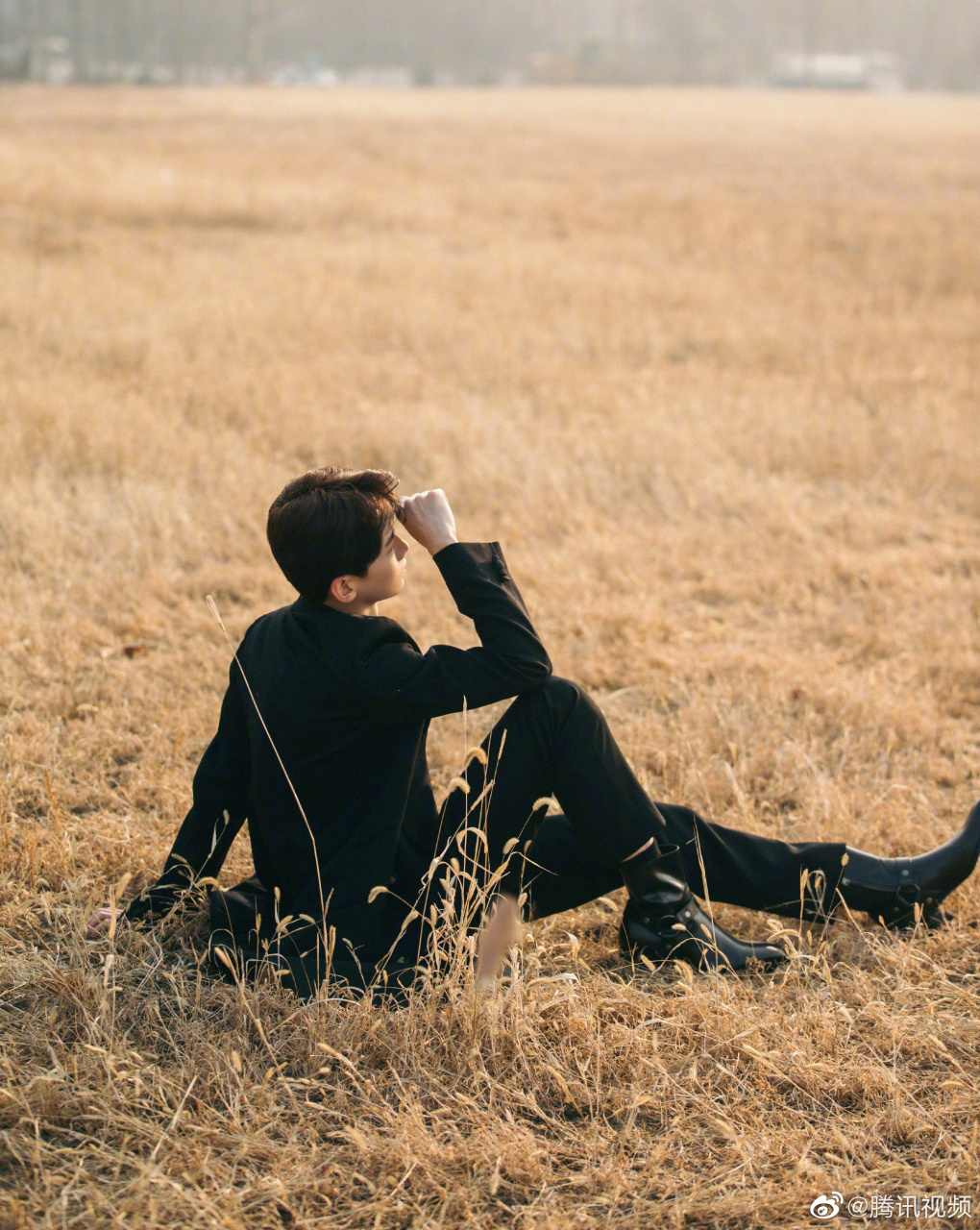 白敬亭氛围感大片  演员@白敬亭 今日出席2020国剧盛典 ,初冬大片