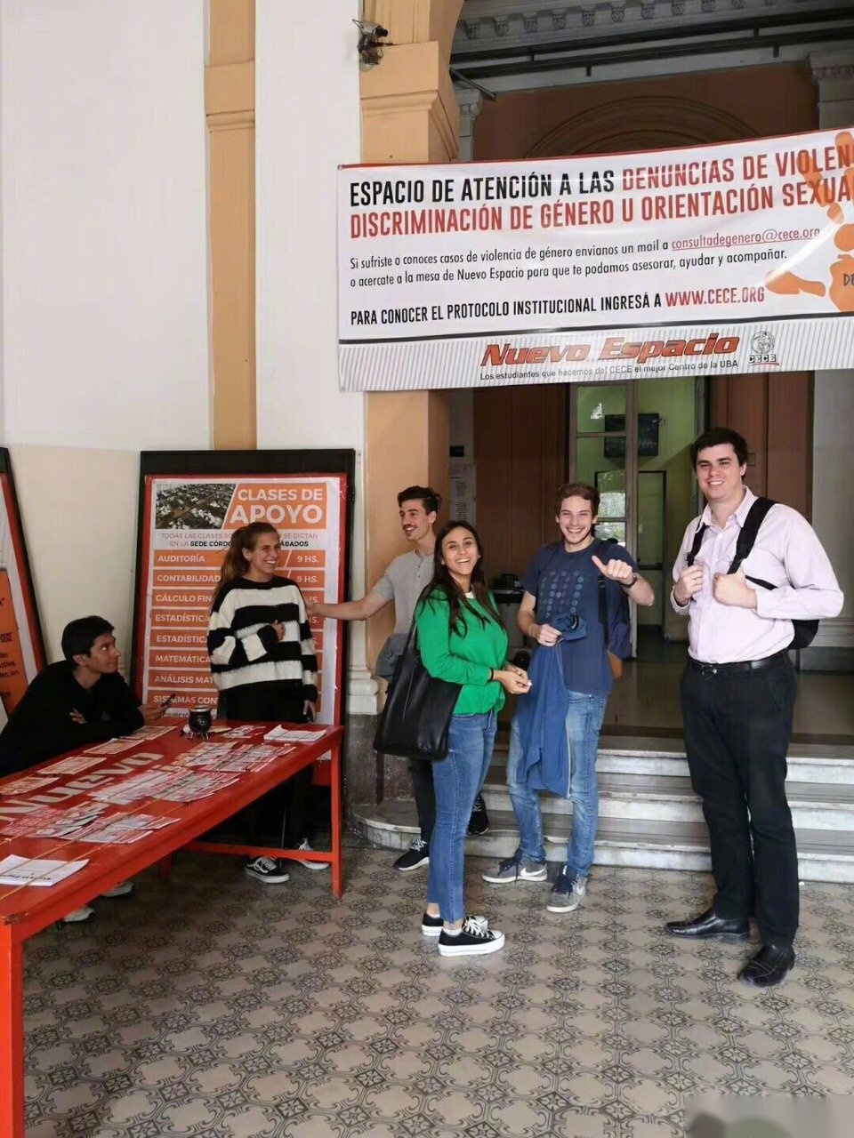 布宜诺斯艾利斯大学有三十万学生,校院散布市内多处,我们拜访总统府