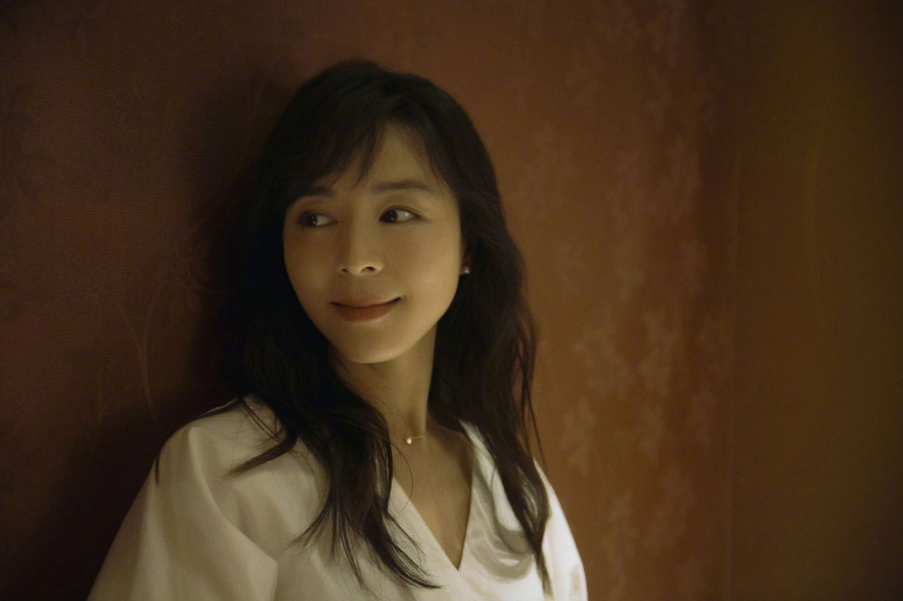 张静初最新美图释出,纯色长裙恬淡尔雅,卓越多姿微风嫣然一笑,气质