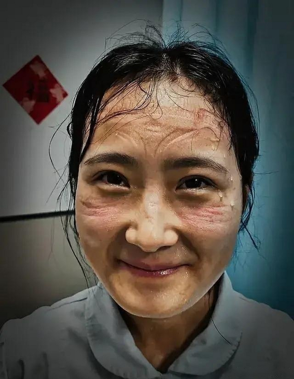 一个一线医护人员的笑脸 一张布满特殊皱纹的脸 一双医护人员的手摄影