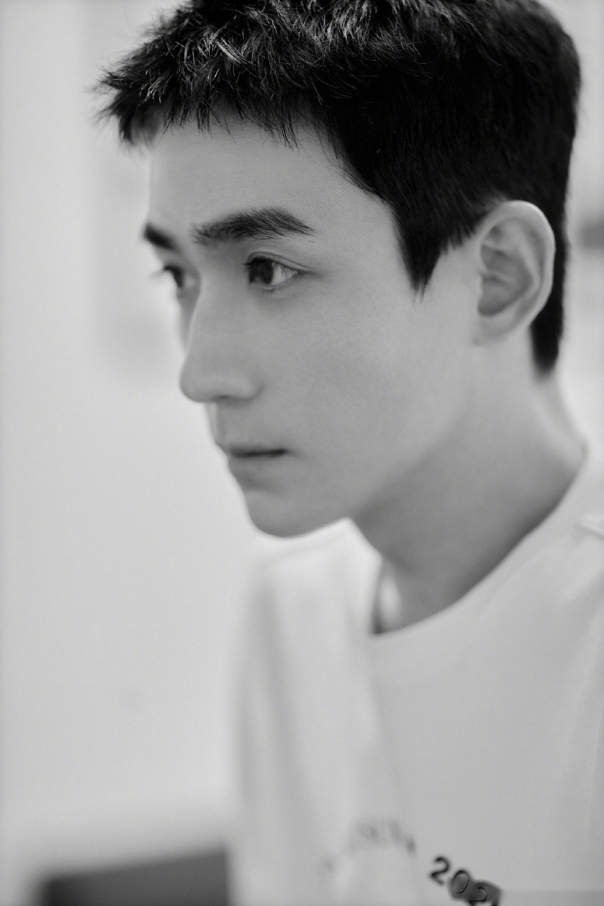 朱一龙 短发清爽帅气,来品品什么叫眉眼如画.[给你小心心]@朱一龙