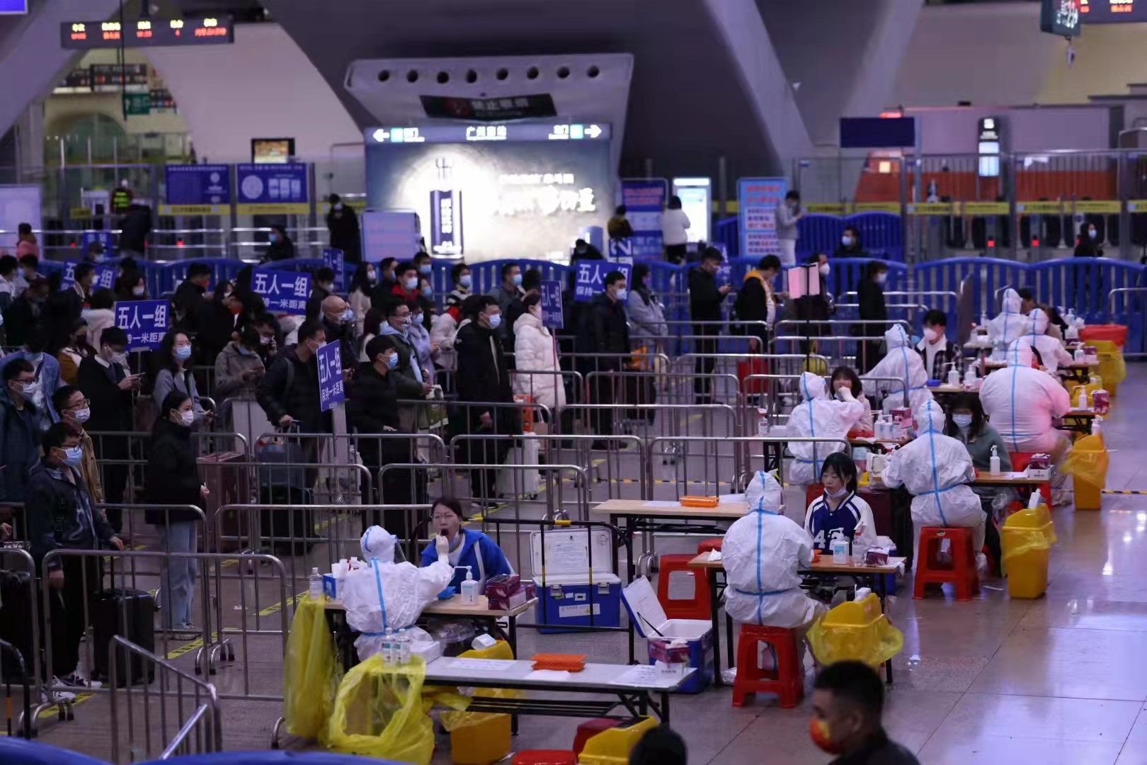 不落下任何一名有需要的旅客,他们坚守在广州南站核酸检测点国内china