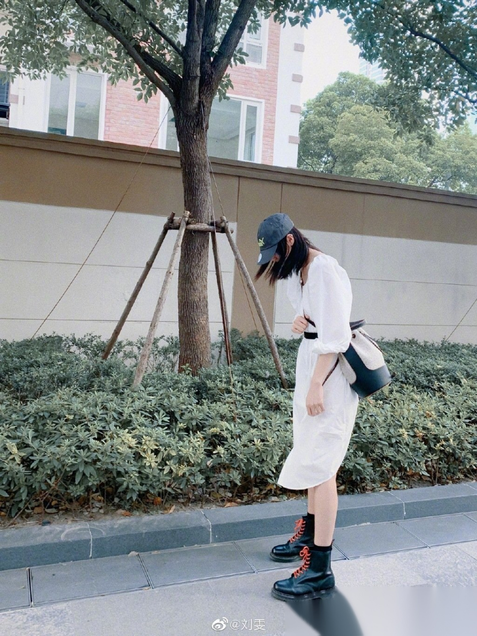 刘雯夏末街拍,简简单单,舒舒服服的日常look