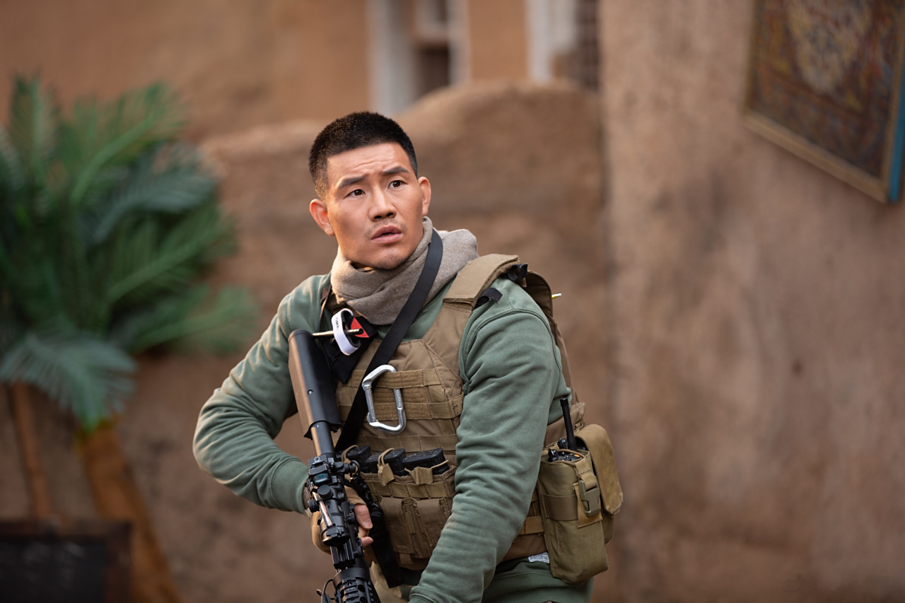 参与拍摄电影《猎鹰突击》,非常庆幸自己能生活在强大和平的国家,今日