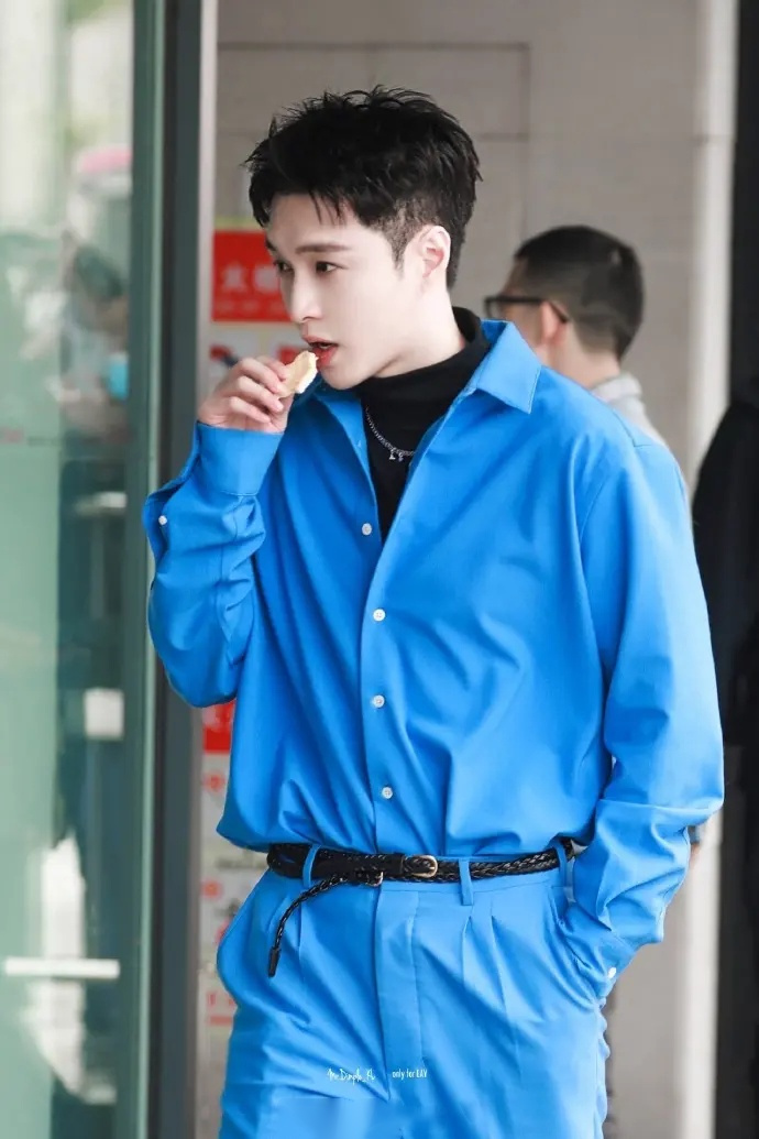 明星时尚# 张艺兴造型look:上半身身穿一件蓝色衬衫,下装是与上衣色