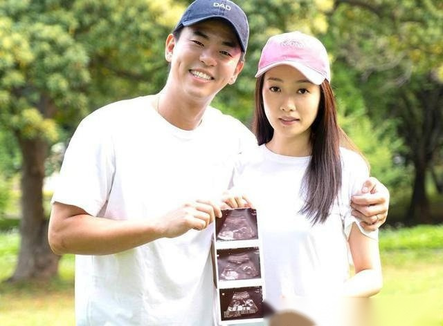 柯有伦当爸#日前,曾出演过《极速青春》的柯有伦晒出和妻子的甜蜜