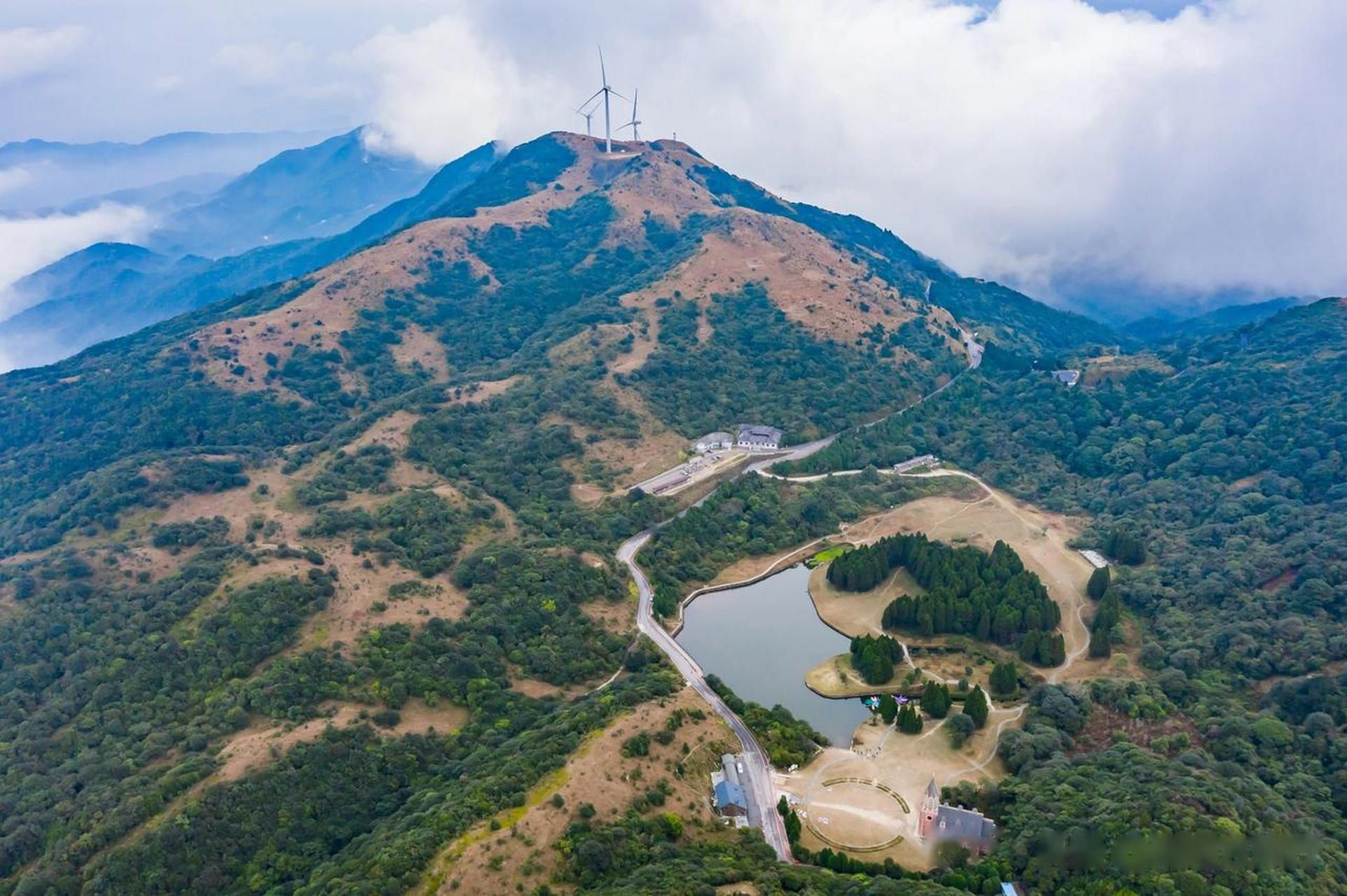大容山山势雄伟,连绵起伏的山峰一座座相连,主峰梅花顶,海拔1275米,是
