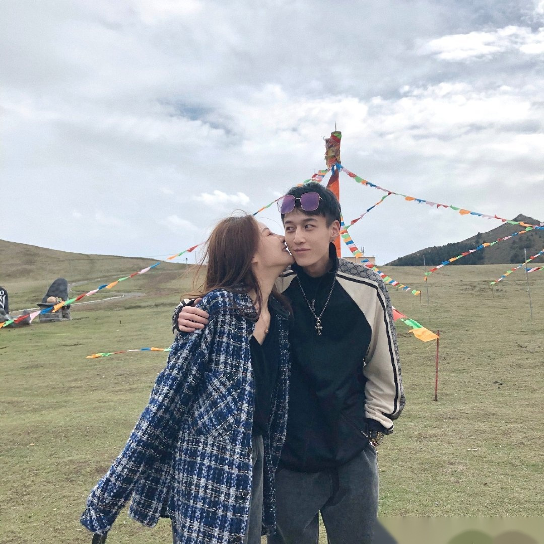 张弛是《带你去旅行》的演唱者,温婉曾经凭借在停车场跳舞的视频走红