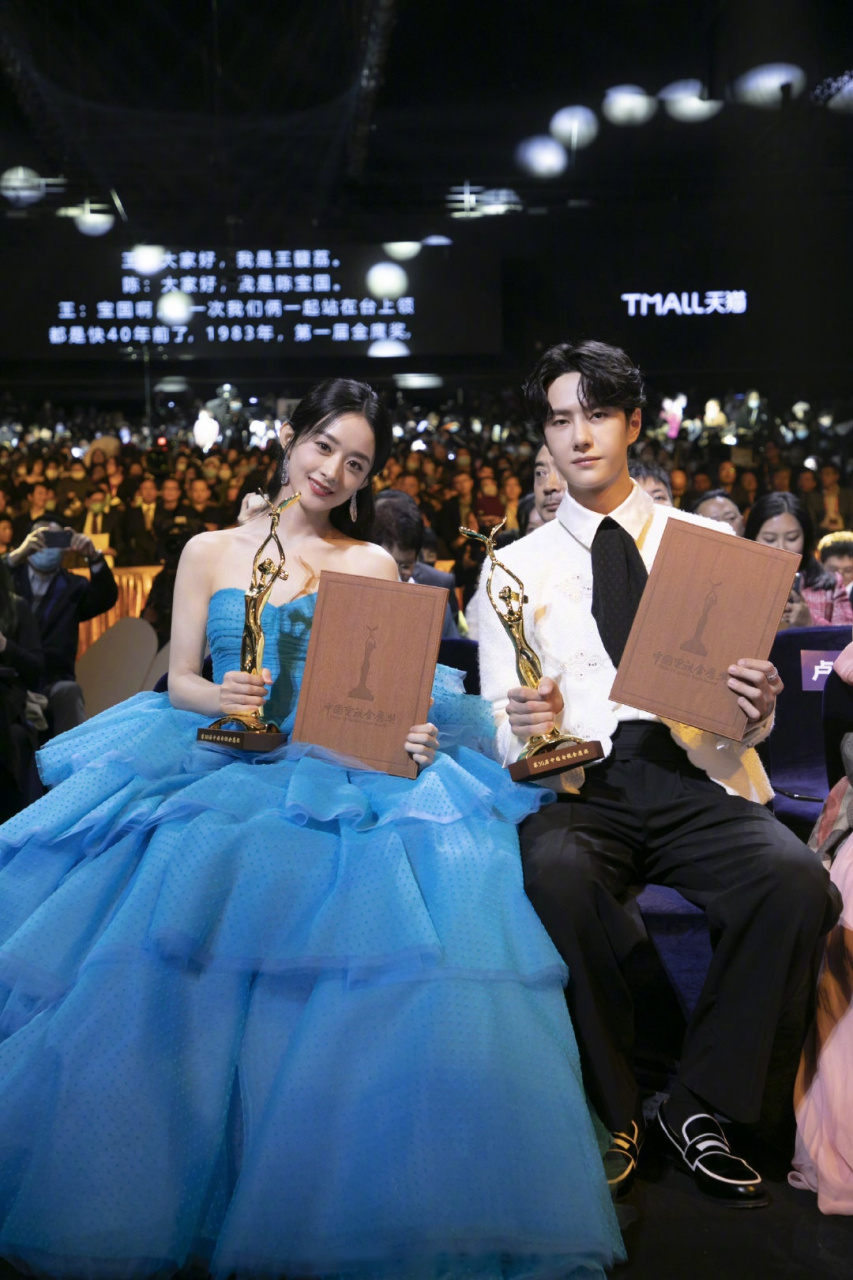 与刘涛搭档主持第13届金鹰节颁奖晚会 2021年2月26日,与李维嘉杜海涛