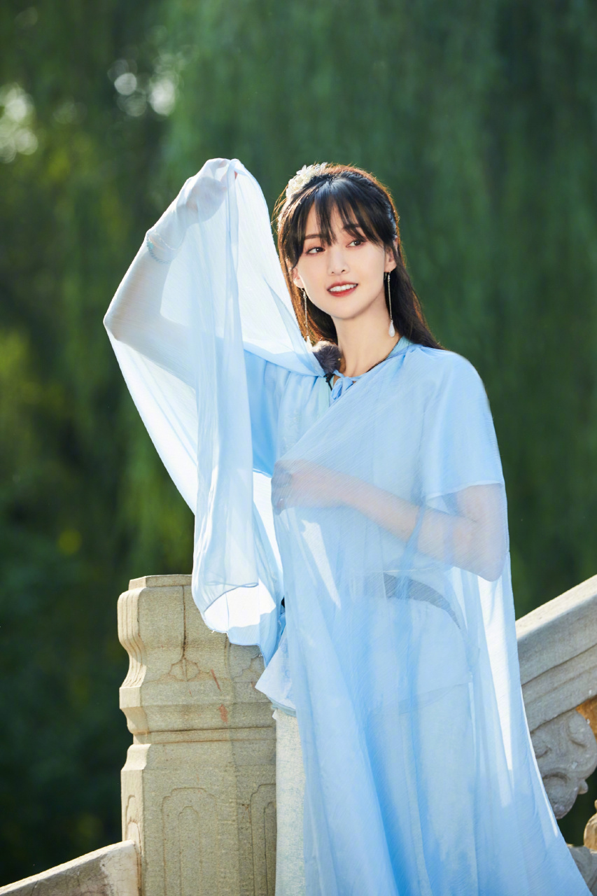 一袭飘逸的水蓝色汉服,手拿纸油伞,温柔的眺望远方,仙气飘飘的小爽太
