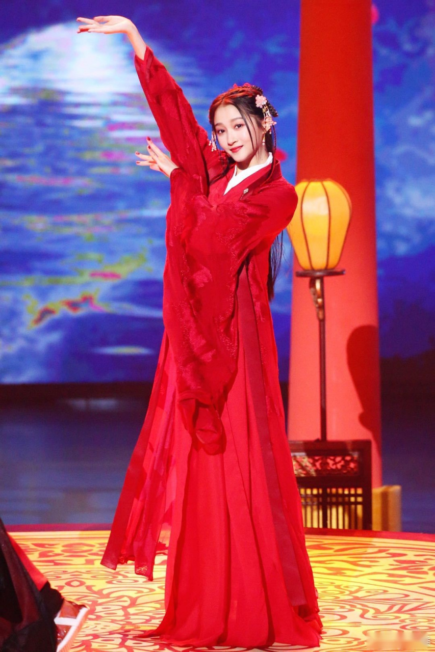 关晓彤红昭愿#关晓彤红衣造型很惊艳,眼神灵动舞姿柔美,国风妹妹真