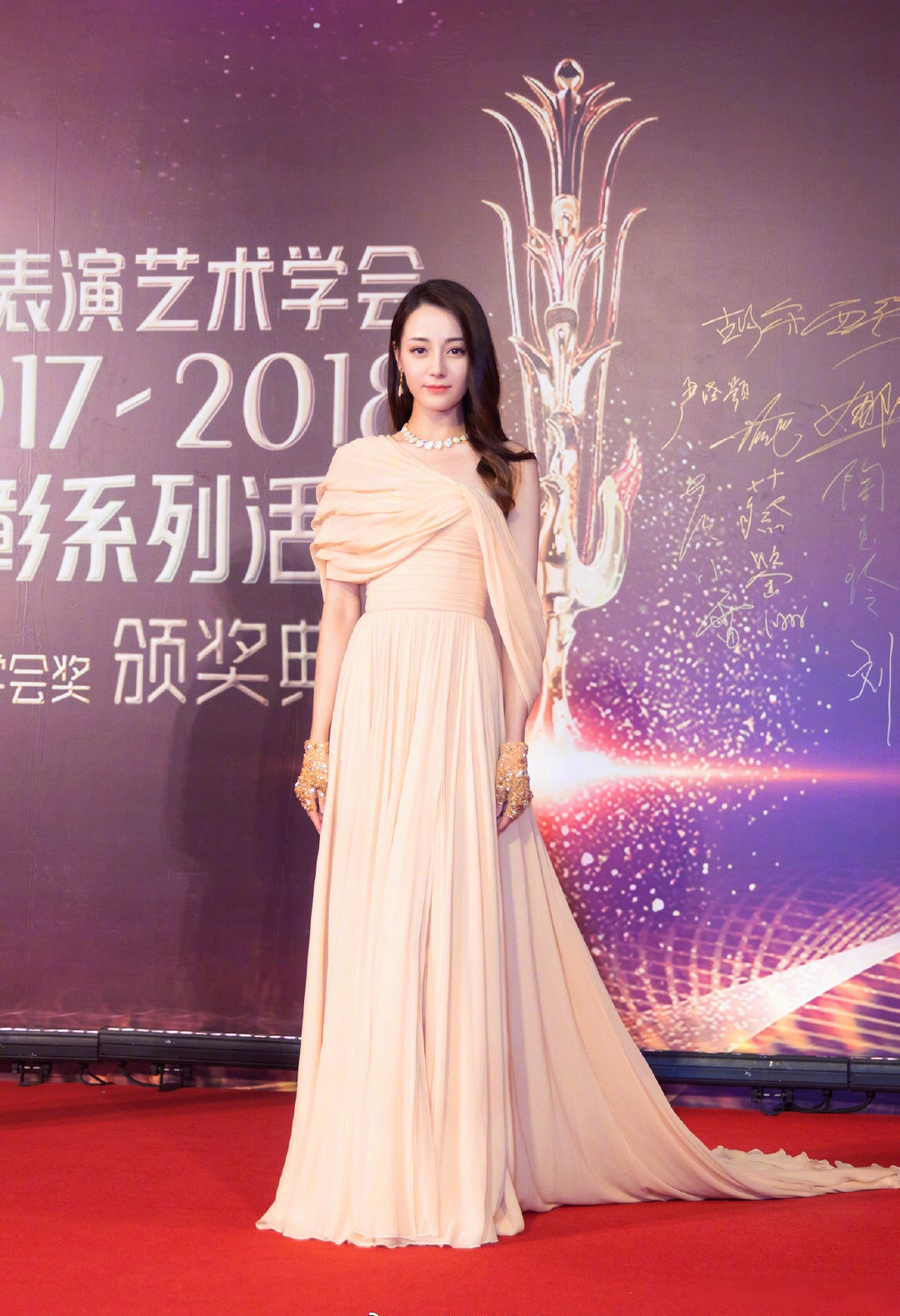 迪丽热巴亮相第十七届电影表演艺术学会奖颁奖典礼,不管穿什么裙子也