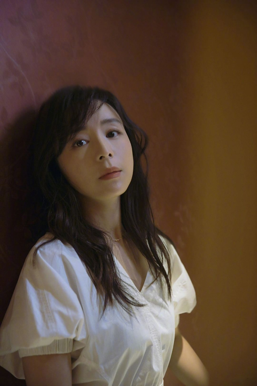 张静初最新美图释出,纯色长裙恬淡尔雅,卓越多姿微风嫣然一笑,气质