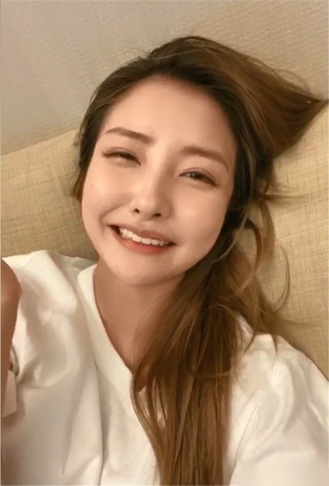 王思聪前女友豆得儿素颜直播,大谈整容经验,自曝经常打玻尿酸.