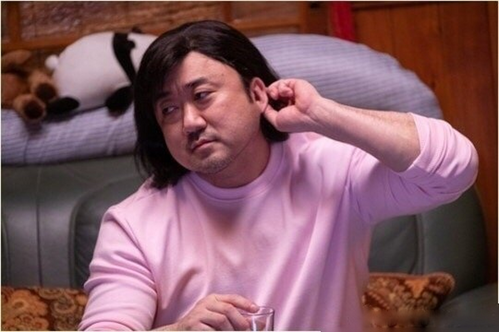 电影《启动》公开主演马东锡的角色剧照,他在片中饰演手艺卓越的神秘