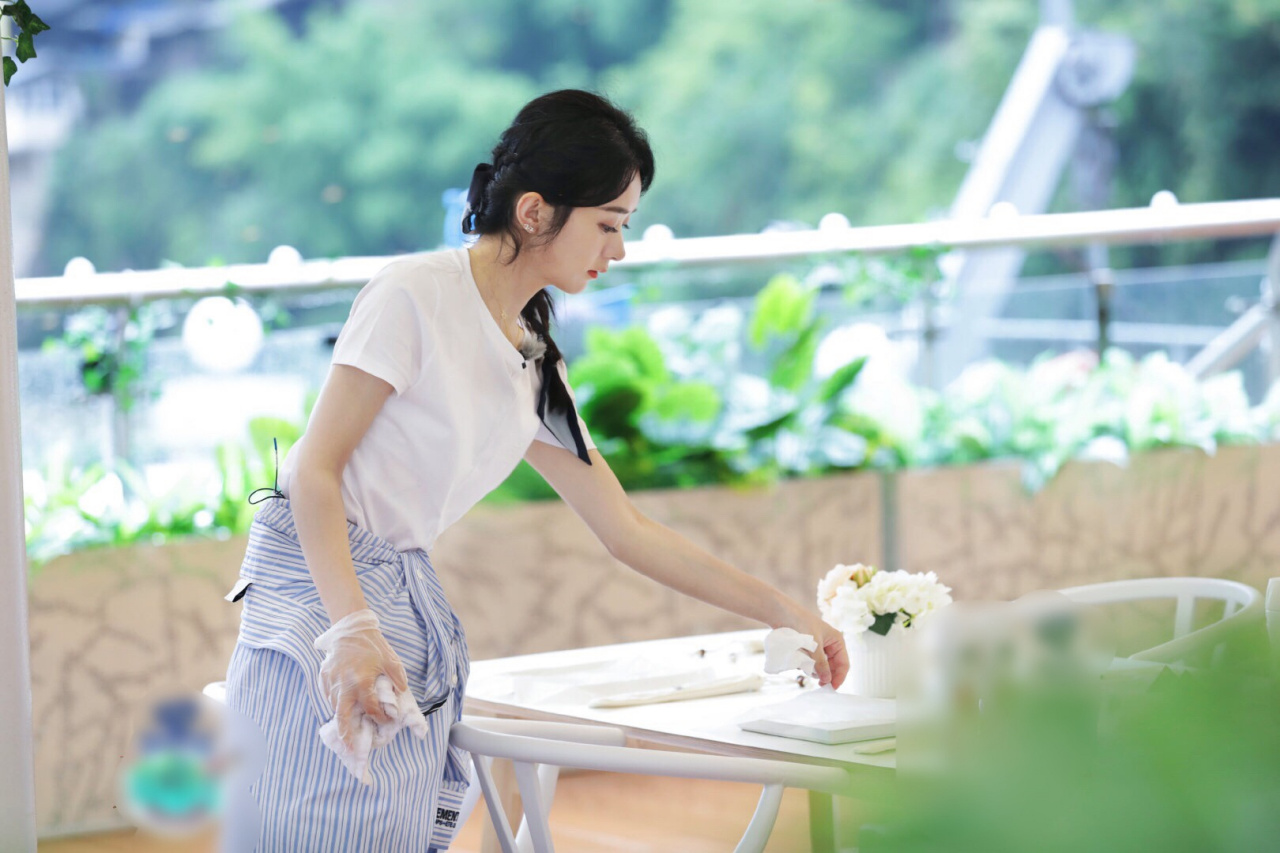 每日易星闻赵丽颖中餐厅 赵丽颖中餐厅最新剧照亮相,营业不易[笑哭]