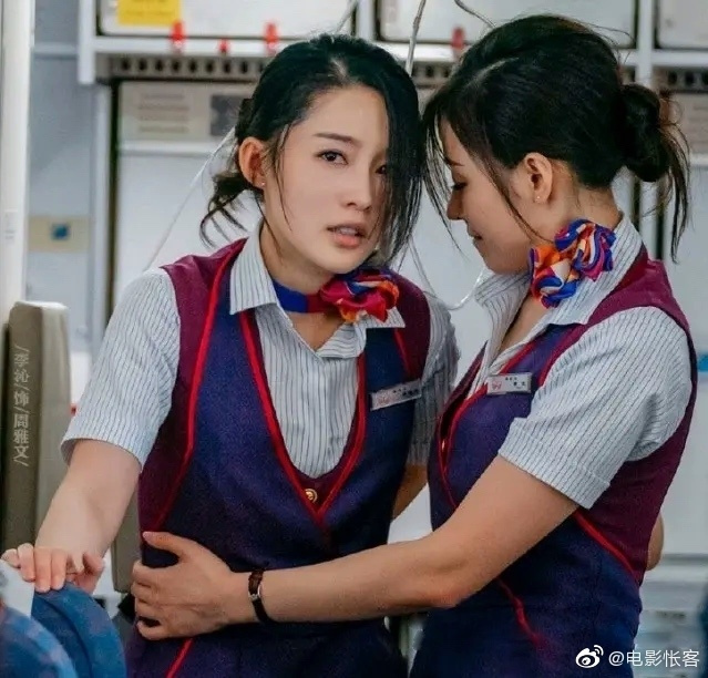 李沁在影片《中国机长》中饰演乘务员周雅文,她的职位位置是在后舱