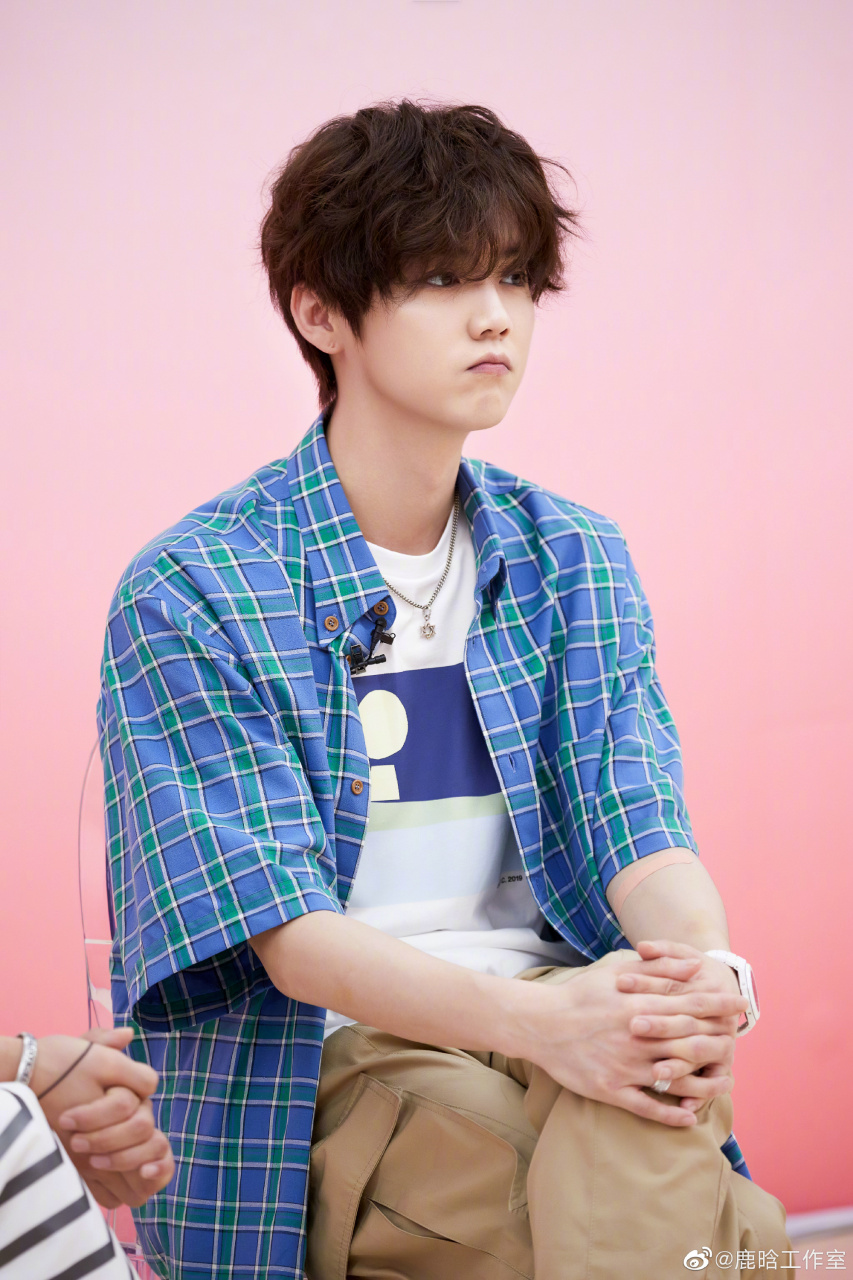 鹿晗# 坠可爱的鹿晗开着心爱的小车车祝所有小朋友六一儿童节快 !!