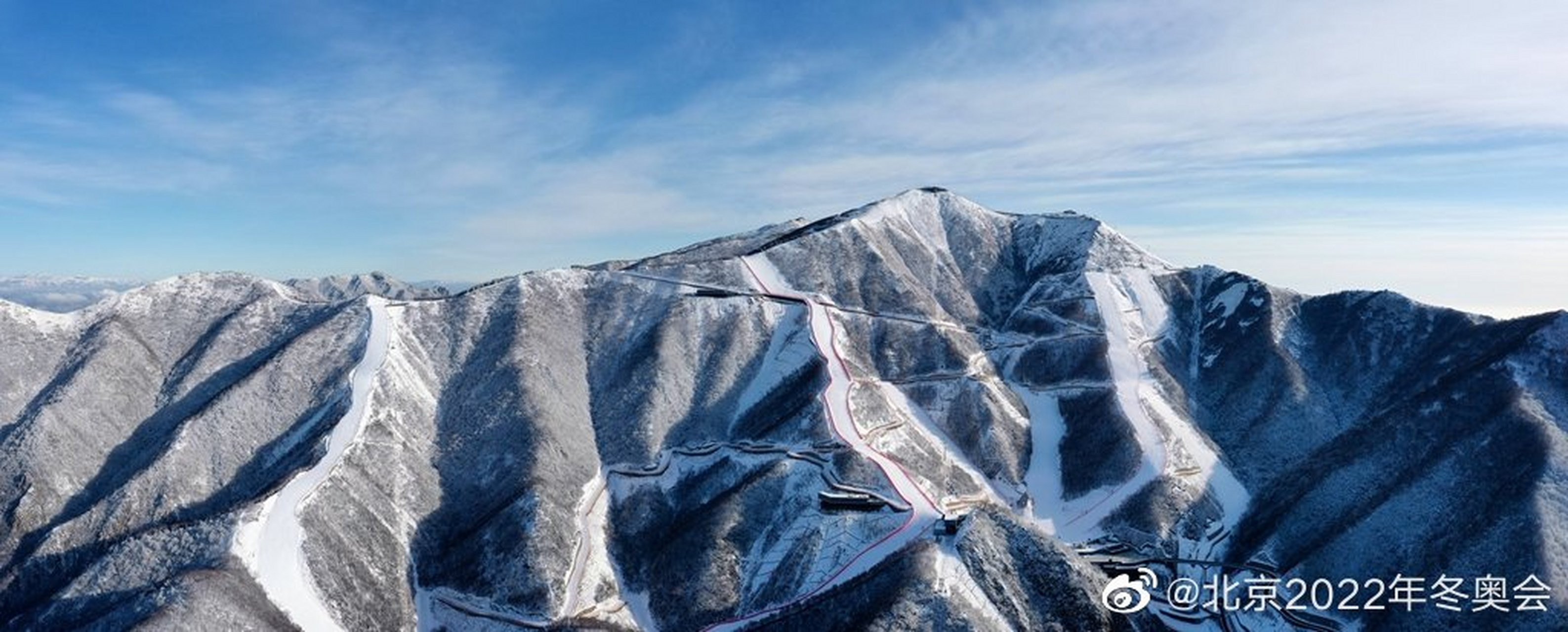 3月12日,冬奥会延庆赛区喜降春雪,海陀山峰脊上银装素裹,峡谷间云海