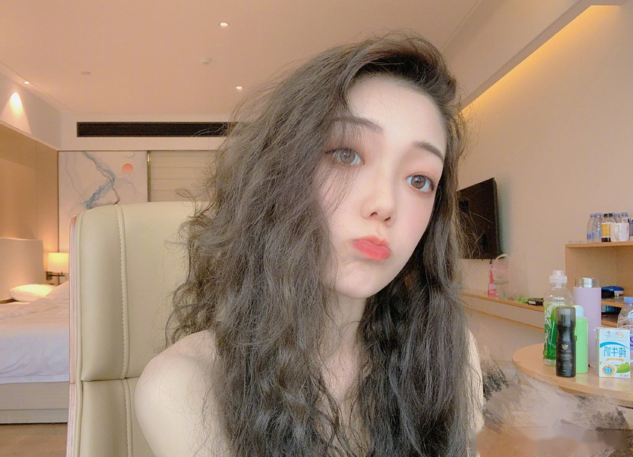 硬糖少女303-希林娜依高生日快乐!