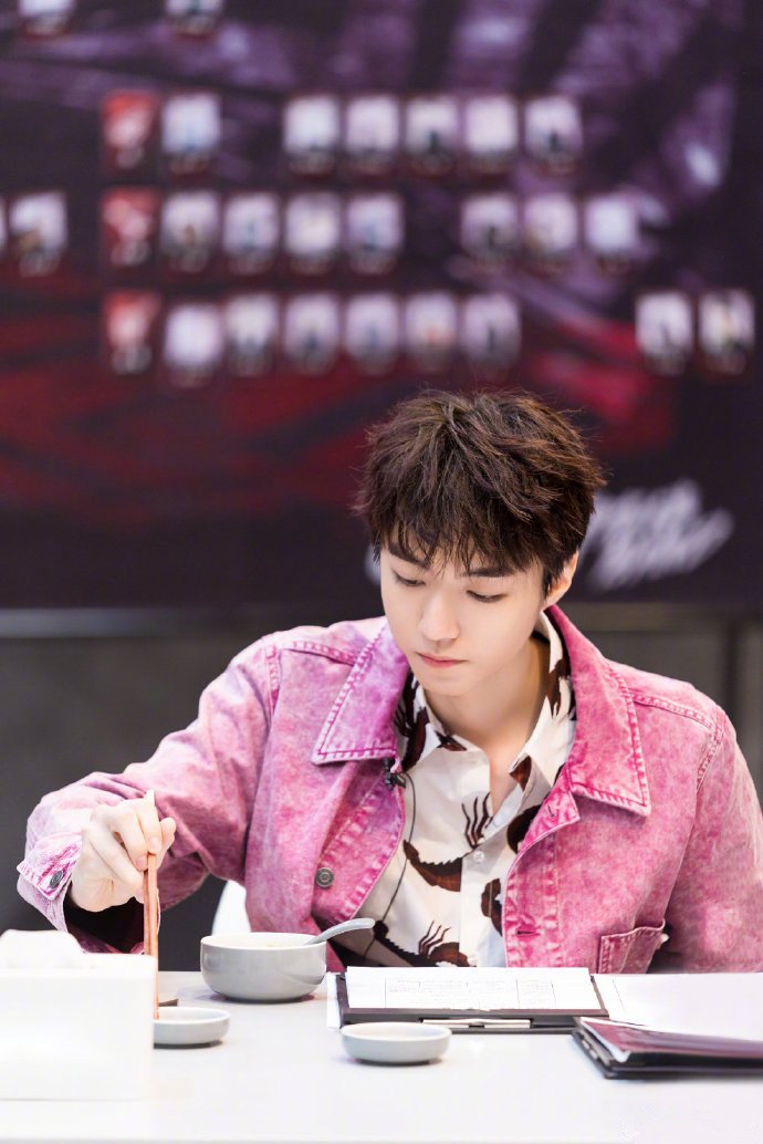 王俊凯综艺剧照,清爽帅气,满是春天气息