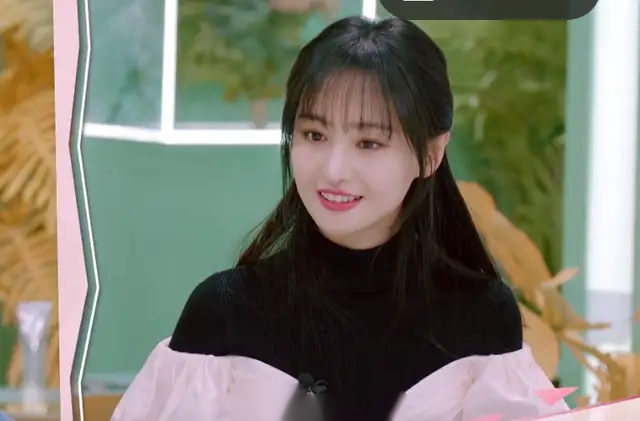 郑爽戴水钻耳坠尽显熟女气质,但当她摘掉的瞬间,整个人都变了.