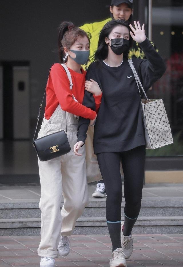 虞书欣和赵小棠关系好好啊,上下班挽着手一起走,两个人是真的合拍,大