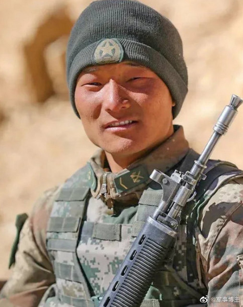 这名边防战士叫翟贞武,入伍3年,是一位守卫祖国西陲的边防战士.