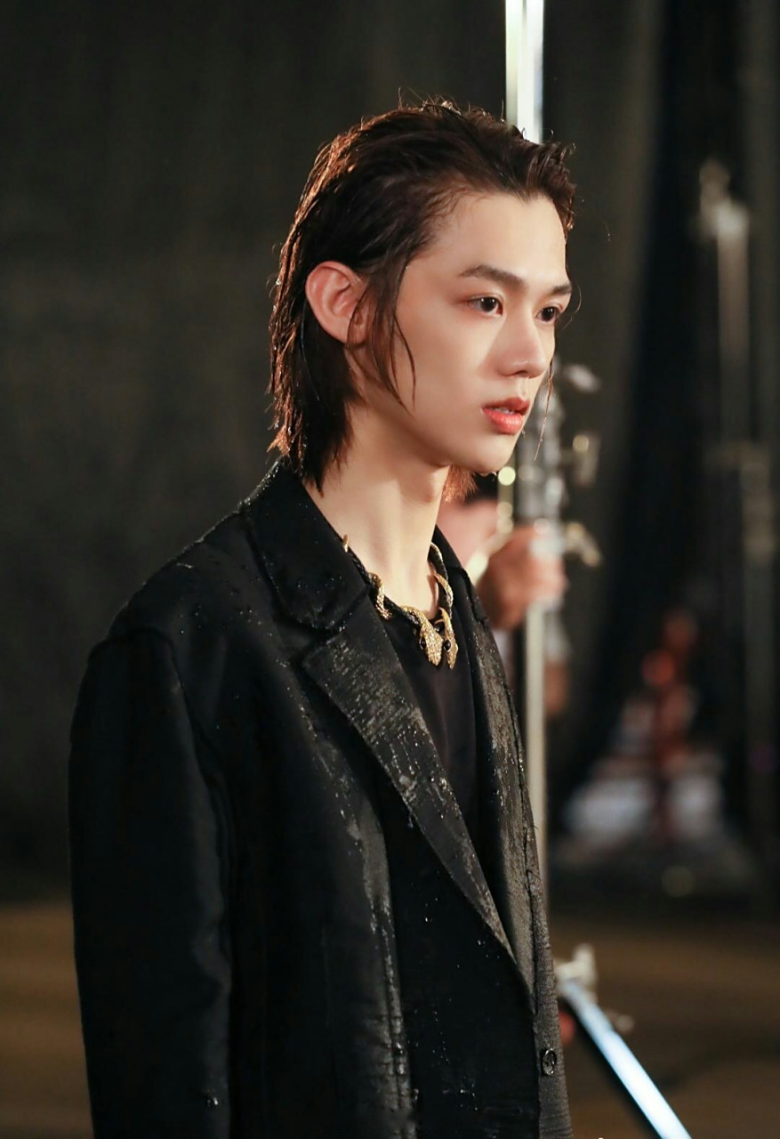 黑色系服饰加长发太适合这哥了!撕漫日系少年感死死拿住!心动入股.