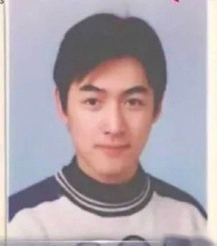 胡歌大学时期证件照曝光,浓眉大眼,阳光帅气,谁不想要这样的男同学呢?
