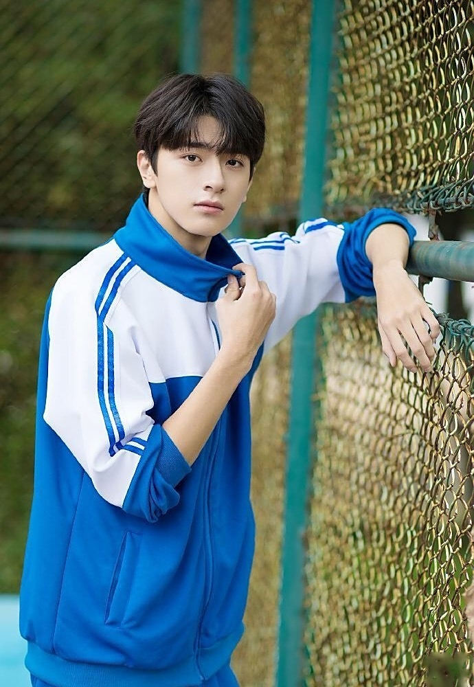 哪个是你心目中的校园男神,快来带话题安利最帅校服男明星吧!