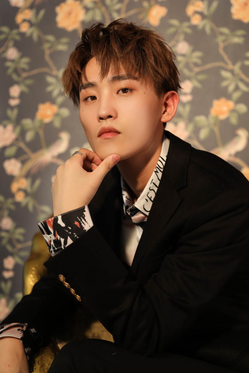 代少冬 50w福利是难得的6宫格 很开心我的粉丝突破了50w哈哈 无论在营