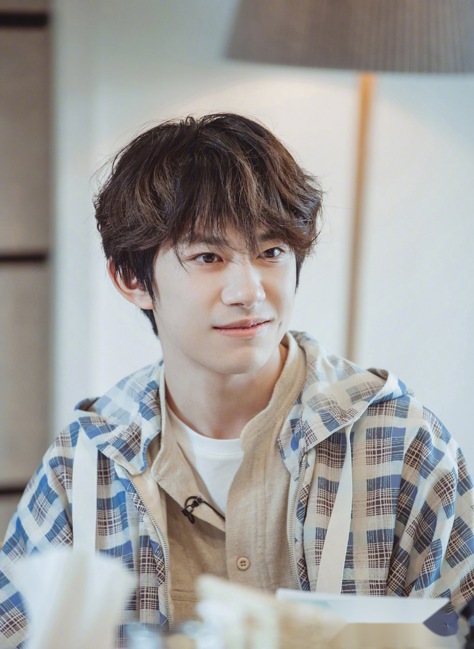 易烊千玺卷发造型#快来看看我们超可爱的肥烊卷,在最新一期的朋友请