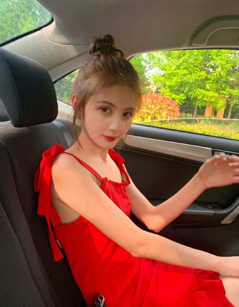 女方貌似是网红甜仇,蛋蛋解说的前女友,还亲手喂女方吃东西!