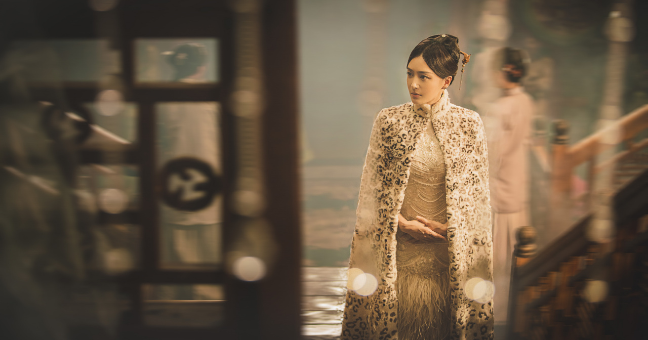 《民初奇人传》中,秦岚演的金绣娘旗袍造型尽显好身材,加之秦岚优雅