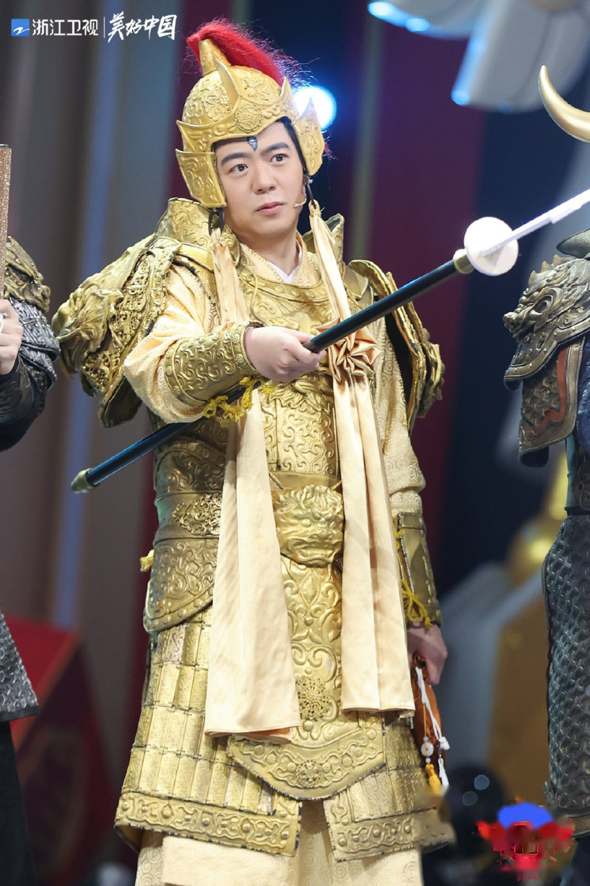 vivo#王牌对王牌#@郎朗 cos二郎神,头戴三山飞凤帽,身穿一领淡鹅黄,手
